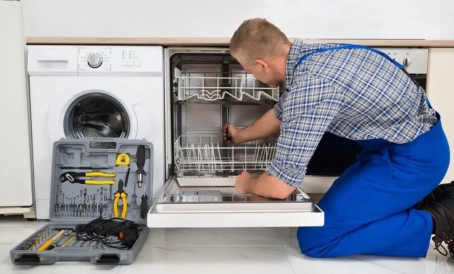 Bornova Daikin servisi teknisyen ekibi beyaz eşya tamiri yaparken